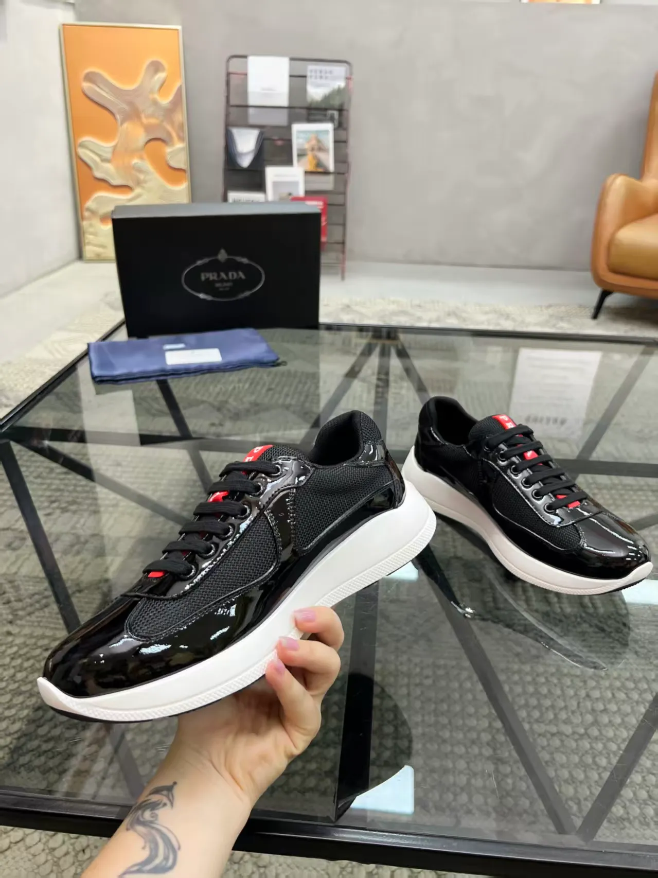 P420 38-45 Prada Prada’s new men’s leather sneakers, the highest version on the market, any comparison is welcome🆚! The original leather has excellent texture and is super high-end! Fetal sheep net lining imported from Italy, removable pad! Luxurious materials and fine workmanship, highly recommended!
